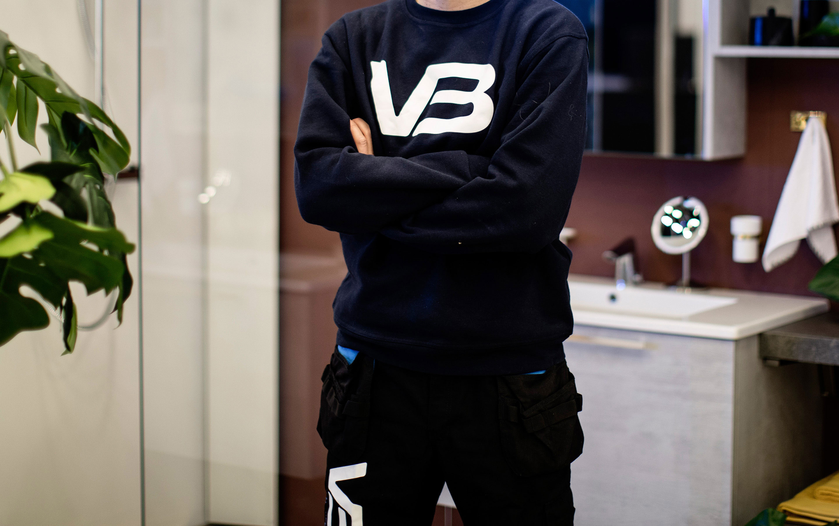 VB rørlegger med armene i kors mot kamera. VB logo på arbeidsgenser.