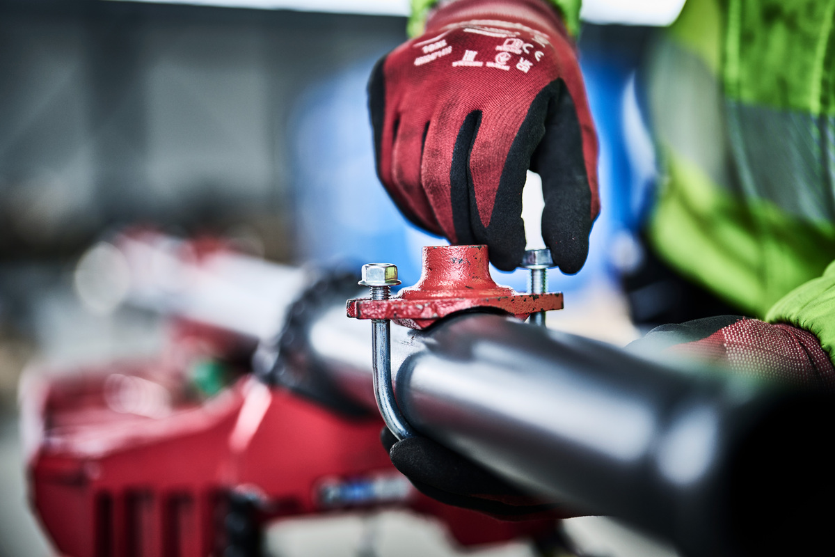 Rørlegger skrur på et rør